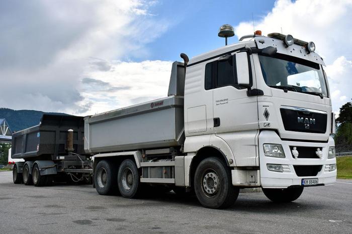Kristian Nordengen kjører en MAN TGX i fast trafikk mellom Sandvika og Hønefoss. Foto: Stein Inge Stølen