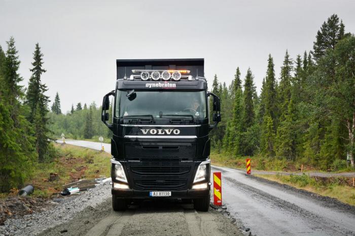 Det er allsidig å kjøre tippbil. Kristoffer er ofte ute av bilen for å hjelpe til og må ofte laste selv. Foto: Lars Thorvaldsen