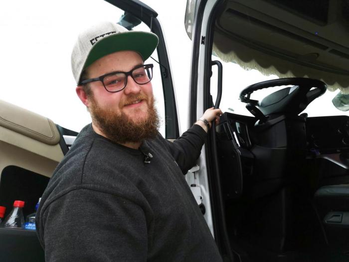 Kristoffer har det aller best i lastebilen. Foto: Guttorm Tysnes