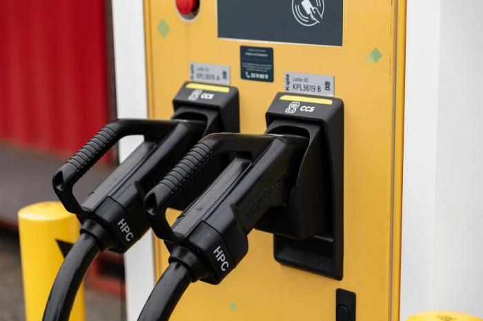 LADESTASJON: Denne offentlig tilgjengelige hurtigladeren står på Filipstad. Foto: Christian Tunge.