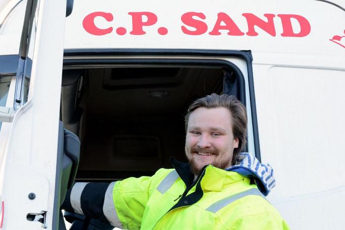 Dennis er en av mange lærlinger som har hatt praksis hos C.P. Sand Transport. Foto: Jan Harry Svendsen
