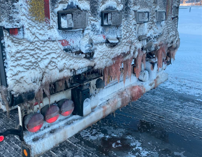 Stort problem: Litervis av fiskevannet forurenser naturen og skaper vanskelige kjøreforhold. Foto: Statens vegvesen.