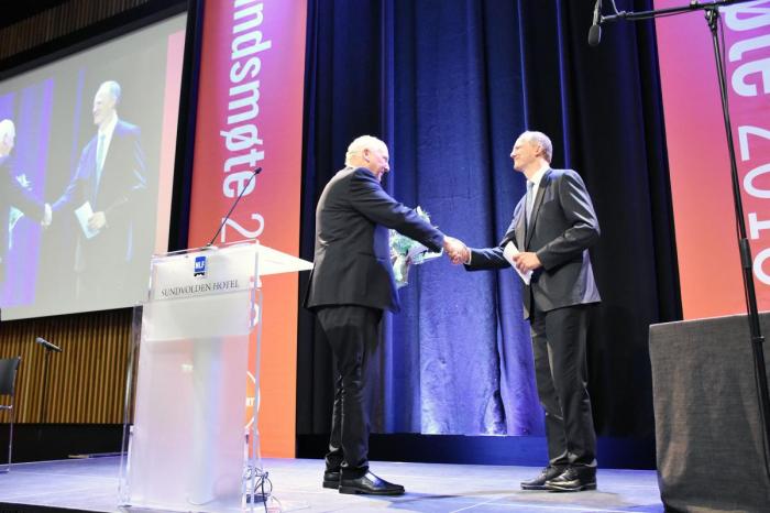Forbundsleder Tore Velten takker samferdselsministeren for hans bidrag under landsmøtet. Foto: Stein Inge Stølen