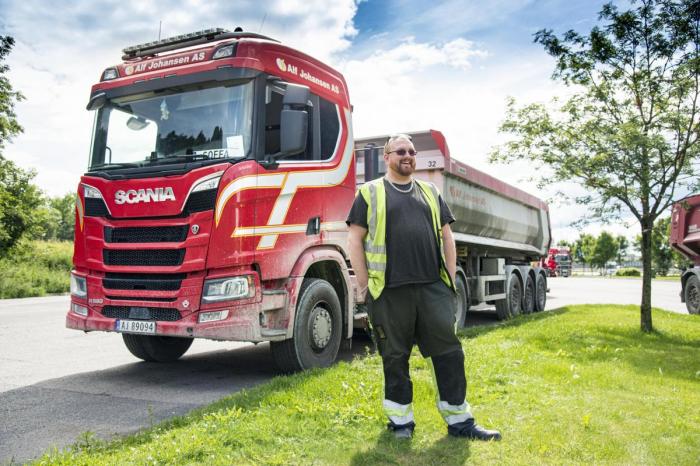 Grindalen kjører en Scania 580 R tipp-lastebil for Alf Johansen AS. Foto: Jamieson Pothecary