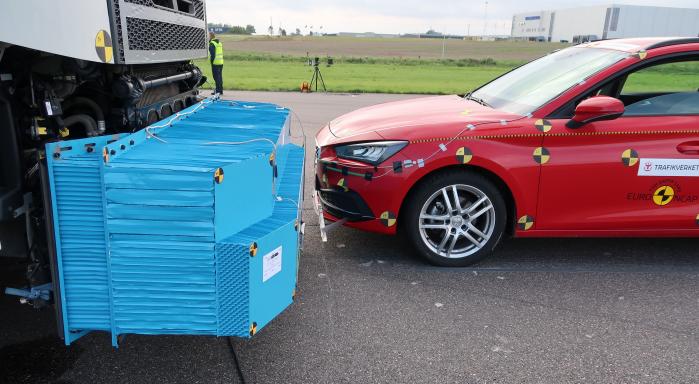 SKAL DEMPE STØTET: Denne lastebilfronten skal forhåpentligvis redde liv. Foto: Trafikverket