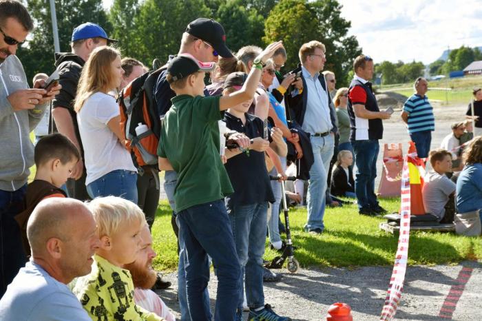 Publikum følger spent med under bildroppet. Foto: Stein Inge Stølen
