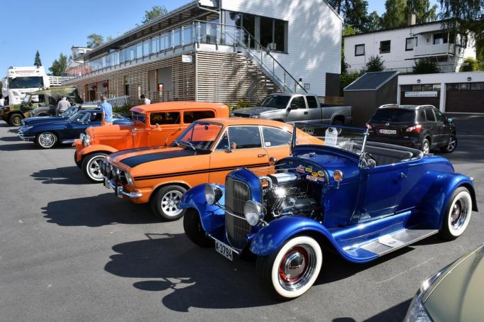 Det var slett ikke bare lastebiler og kraner som sto utstilt. Flere gromme veteraner kunne også beskues. Foto: Stein Inge Stølen
