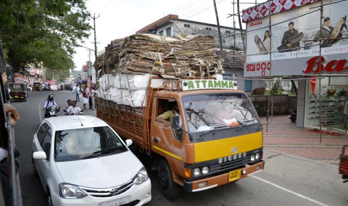Det vi ville kalt en smal tofelts vei i Norge, blir brukt som firefelts motorvei i India. Foto: Stein Inge Stølen