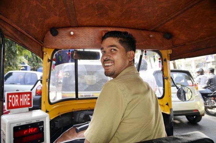 Yrkessjåførene virker ikke å være spesielt bekymret over sikkerhetsnivået. Kanskje har det med troen på reinkarnasjon å gjøre? Foto: Stein Inge Stølen
