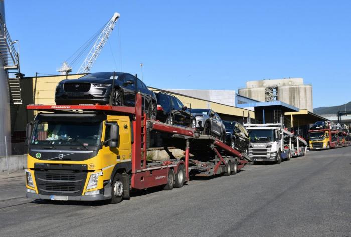 Da Lastebil.no undersøkte saken nærmere, påtraff vi tre stykker på rad ved Drammen havn (den midterste bilen på bildet tilhører ikke det aktuelle selskapet). Foto: Stein Inge Stølen