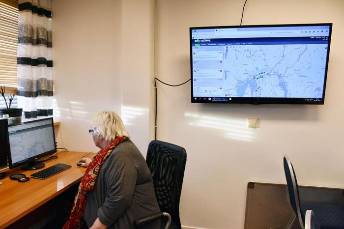 På storskjermen i pauserommet ser vi flåtestyringssystemet som gir May-Eli full kontroll over hvor bilene befinner seg, og hvilken temperatur kjølerommet holder. Foto: Stein Inge Stølen