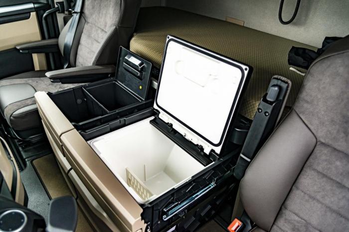 OPPBEVARING: Det er laget mange smarte oppbevaringsrom i nye MAN TGX. Her ser du kjøleskapet, søppelkassen og ekstra lagringsplass under sengen. Foto: Jamieson Pothecary