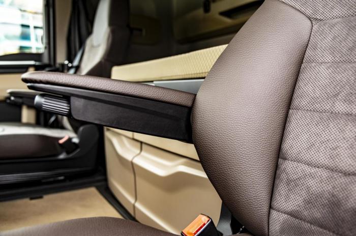 SIDESTØTTE: Komforten i nye MAN TGX er utmerket, og setene har gode sidestøtte for sjåføren. Foto: Jamieson Pothecary