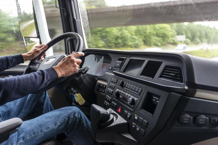 SJÅFØREN I FOKUS: MAN New Truck Generation har et enda bedre sjåførmiljø. Infotainmentsystemet er fullstendig nytt, og styres intuitivt med et dreibart og trykkbart hjul rett under sjåførens høyre hånd. Foto: Jamieson Pothecary