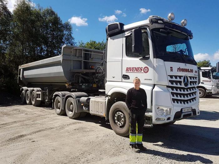 Marte kjører en Mercedes Arocs utstyrt med Euro VI-teknologi. Foto: Jan Ove Halsøy