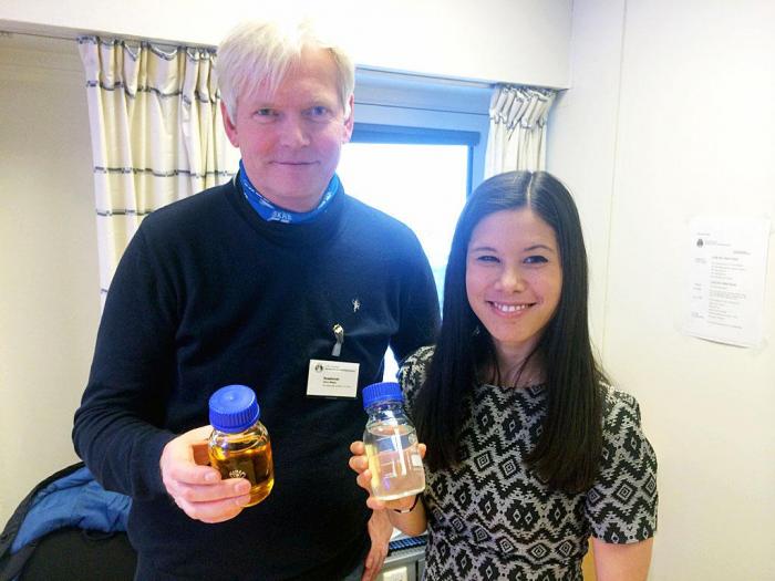 Fylkesleder i NLF Oslo & Akershus viser forskjellige drivstoff-alternativer til den nye byråden. Foto: J. Kristian Bjerke