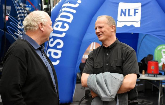 Statsråd Ketil Solvik Olsen kommer til NLF Transportkonferanse. Her diskuterer han samferdselspolitikk med NLFs Tore Velten under NLFs Transportturne i sommer.