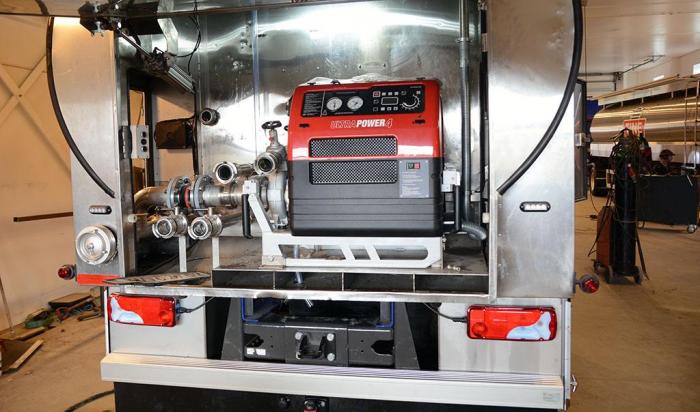 Pumper monteres, og gammelt utstyr fra tiden som melkebil demonteres. I alt tar det omlag to måneder å bygge om en melkebil til å bli brannbil. Foto: Jan Harry Svendsen