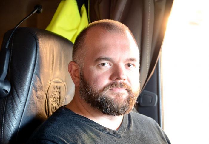 - Ved å bygge om gamle melkebiler kan vi tilby kommuner moderne brannbiler i svært god teknisk stand langt rimeligere og med større vannkapasitet enn hva en ny bil har, sier Kristian Warholm hos Slåttøy transport. Foto: Jan Harry Svendsen