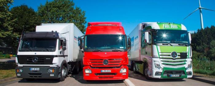 Her er bilene som ble brukt i testen - en Mercedes SK 1844 fra 1996, en Mercedes Actros 1846 fra 2003 og en Mercedes Actros 1845 fra 2016. Foto: Mercedes-Benz