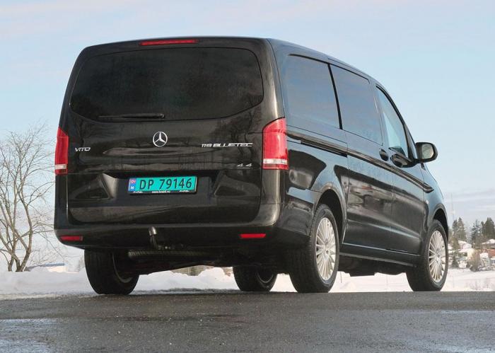 INGEN OVERRASKELSER: Designmessig er det få overraskelser fra Mercedes, men de praktiske løsningene er gode – blant annet er ryggekameraet beskyttet mot smuss. Foto: Jan Harry Svendsen