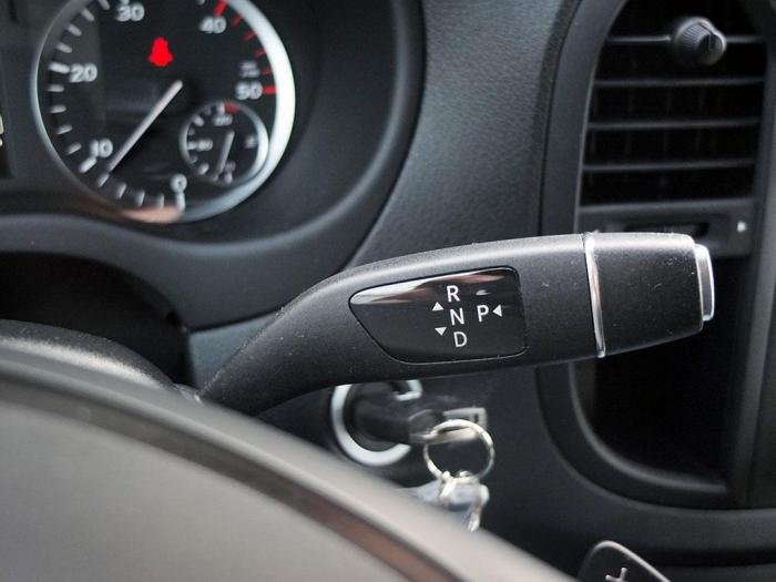 ENKEL: Automatgir er standard på Vito med den største motoren. Betjeningen kjenner vi igjen fra personbilene til Mercedes-Benz – og fra Tesla Model S. Foto: Jan Harry Svendsen