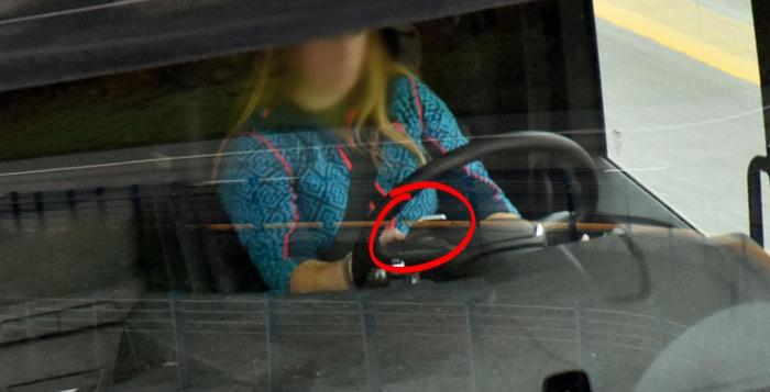 Dette er et altfor vanlig syn blant norske yrkessjåfører. Løsninger som SafeDrivePod kan være en god måte å redusere ulovlig mobilbruk blant sjåfører. Foto: Stein Inge Stølen