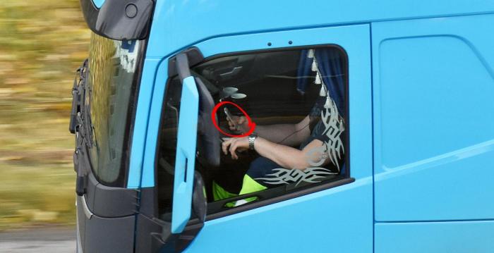 Fire av ti yrkessjåfører i Norstats undersøkelse innrømmer ulovlig bruk av smarttelefon under kjøring. Det er mer enn en dobling fra forrige undersøkelse i 2016. Foto: Stein Inge Stølen