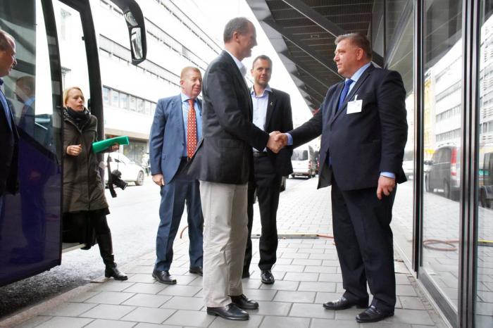 Samferdselsministeren fikk oppleve systemet i praksis fra passasjersetet. Her sammen med NLF-direktør Geir A. Mo etter demonstrasjonen. I bakgrunnen står direktør i Delta IFO AS, Bernt T. Rosnes.  Foto: Stein Inge Stølen