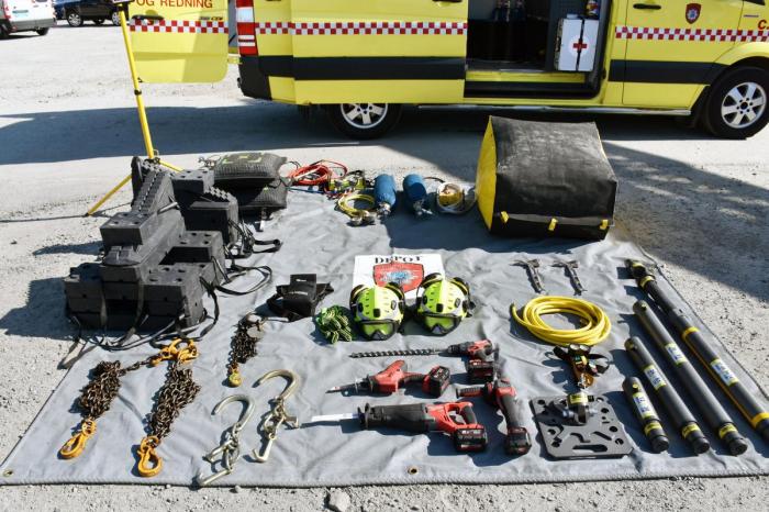 Det er ikke lite som skal til for å heve et kjøretøy på inntil 50 tonn. Dette er noe av utstyret som Molde brannvesen har med seg ved tungbilutrykning. Foto: Stein Inge Stølen