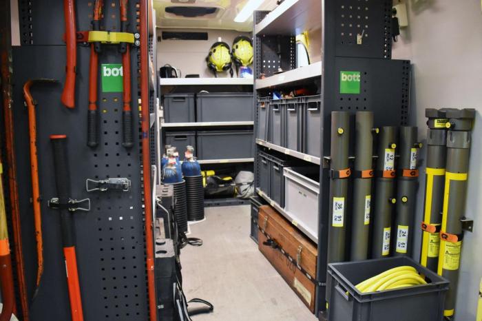 Molde brannvesen har utstyrt en Mercedes Sprinter med spesialutstyr for redningsoppdrag med tunge løft. Foto: Stein Inge Stølen