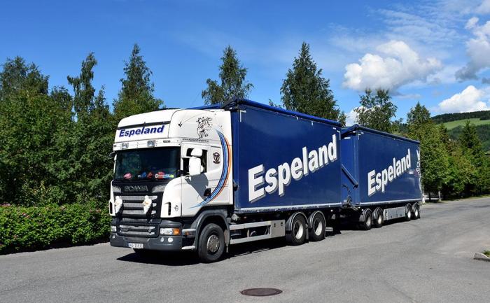 Morten Berg kjører en Scania R 560 fra 2012, utstyrt med Euro V-teknologi. Foto: Stein Inge Stølen