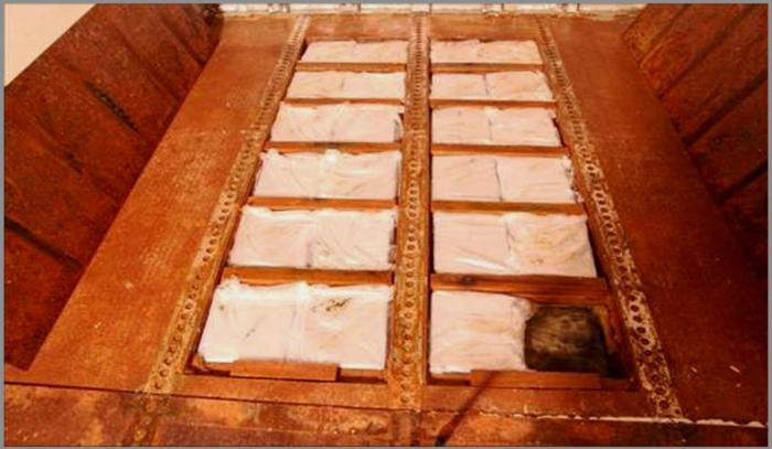 IKKE NORMALT: Med to lag gulvplater forsøkte smuglerne å kamuflere disse rommene. Foto: Politiet