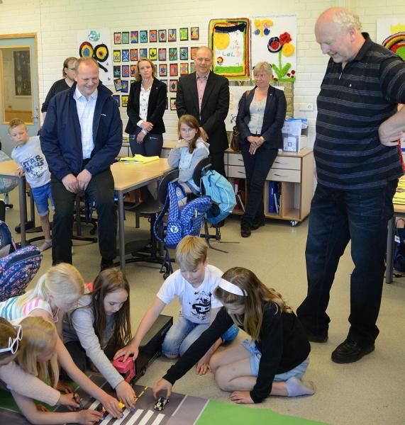 Barna viser at de ikke går over veien før de har gjort seg til kjenne for sjåførene. Undervisningsleder Tore Velten følger nøye med. Foto: Jan Harry Svendsen