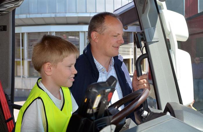 Solvik-Olsen deltar gjerne på NLF-arrangementer. Her bidrar han under Venner på veien ved Hoffsvangen skole. Foto: Jan Harry Svendsen