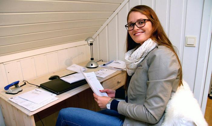 KONTORPLASS: Emilie Slettmoen har skaffet seg kontorplass på jenterommet hjemme hos mamma og pappa. Der håndterer hun alt det administrative til bedriften.  Foto: Henrik Hornnæss
