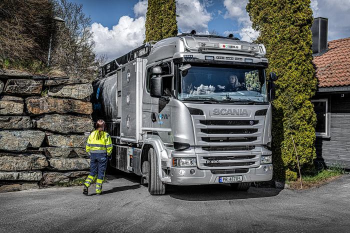 UTFORDRING: Trangt og vanskelig, da trives Cathrine Wilhelmsen best bak rattet. Kollega Christina følger med på utsiden.