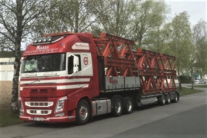 Odd Magne Kleppe har kjørt lastebil i 26 år, for tiden sitter han bak rattet i denne. Foto: Anita Kaasa