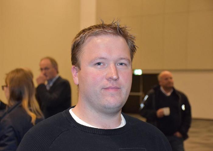 Lastebileier Ola Inge Svinsås har fire biler som går for Tine. Tre av disse er allerede Euro VI, den siste byttes straks ut. Foto: Stein Inge Stølen