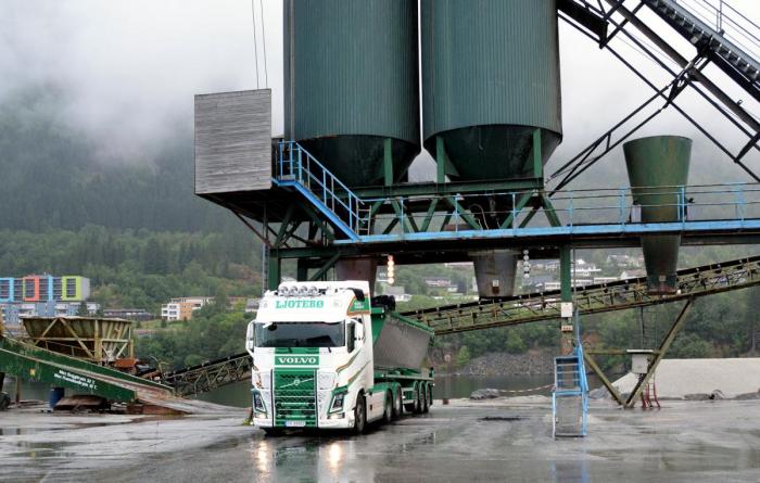 Ole liker veldig godt å kjøre asfalt. – En vet aldri hvilke utfordringer som dukker opp, sier lærlingen. Foto: Lars Thorvaldsen