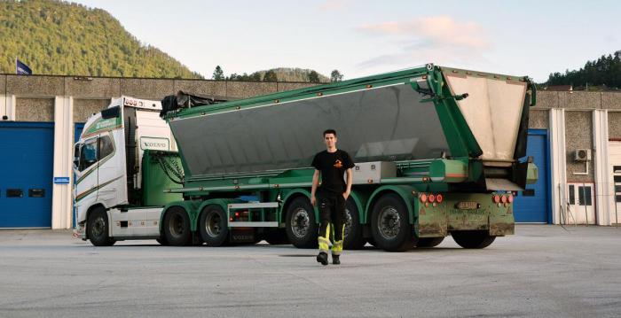 – Det beste med å kjøre er å oppleve nye ting og nye plasser. Man får sett seg rundt og blir litt kjent over alt, sier Ole Aarbergsbotten.