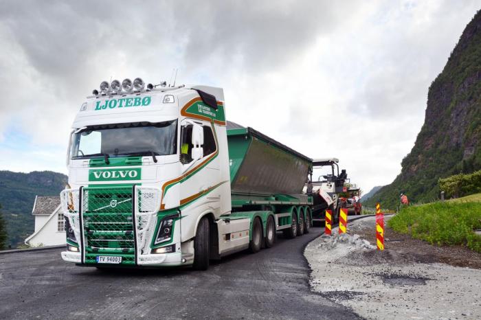 Ole Aarbergsbotten er kun 19 år, men håndterer allerede asfaltbilen som en proff. Foto: Lars Thorvaldsen