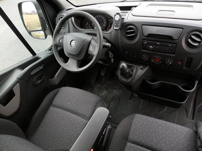 OVERSIKTLIG: Interiøret er ikke plaget av den store luksusfølelsen, men det er funksjonelt og oversiktlig. Foto: Jan Harry Svendsen