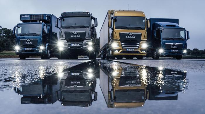 NY FLÅTE: MAN har fornyet hele lastebilprogrammet. Lastebilseriene TGL, TGM, TGS og TGX har blant annet fått nye førerhus som understreker familielikheten enda bedre enn før. Foto: MAN