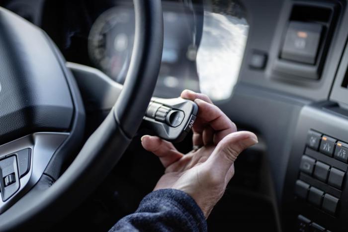 ENKLERE: All betjening av det automatiserte girsystemet skjer nå på denne rattstammehendelen. Foto: MAN