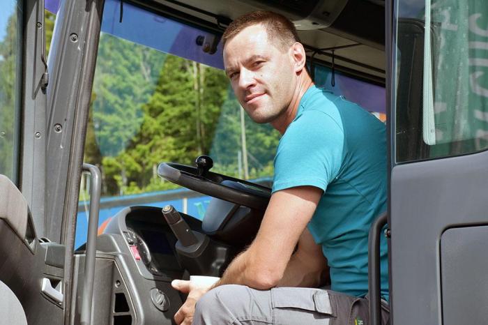 Godt språk er nøkkelen til å trives som sjåfør i Norge. Det mener i alle fall Pavel Tinek. Foto: Stein Inge Stølen