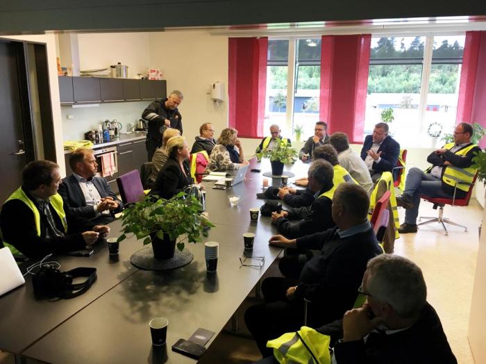 Her får Østfold-politikere, deriblant stortingsrepresentant Ulf Leirstein (FrP) og førstekandidat Håkon Borch (MDG) en real vekker under felttur til Statens vegvesen på Svinesund. Foto: Stein Inge Stølen