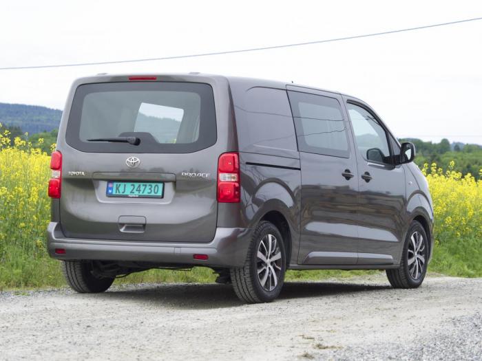 LUKE: Testbilen har bakluke og skyvedører på hver side. Bilen kan også leveres med delte bakdører.