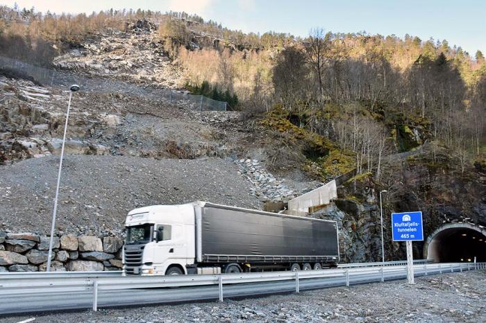 Fjellsiden er full av arr etter tidligere ras. Ingen vet når det neste kommer, og hva konsekvensene blir. Illustrasjonsfoto: Stein Inge Stølen