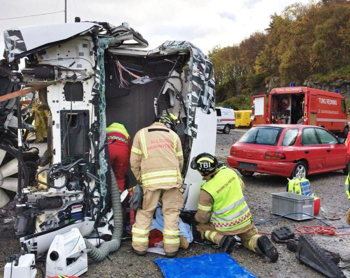 Det kreves full konsentrasjon når hardt skadde mennesker skal tas skånsomt ut av vrak som veier mange titalls tonn. Foto: Ålesund brannvesen